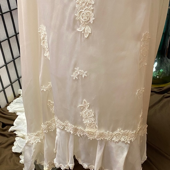 Exquisite Vintage Custom Ivory Wedding Dress/Veil - Picture 2 of 16